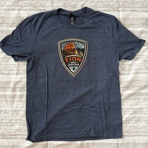 💪🏻 Vacation Races Navy Heather Zion At Night 2022 Race Tee Small (unisex)